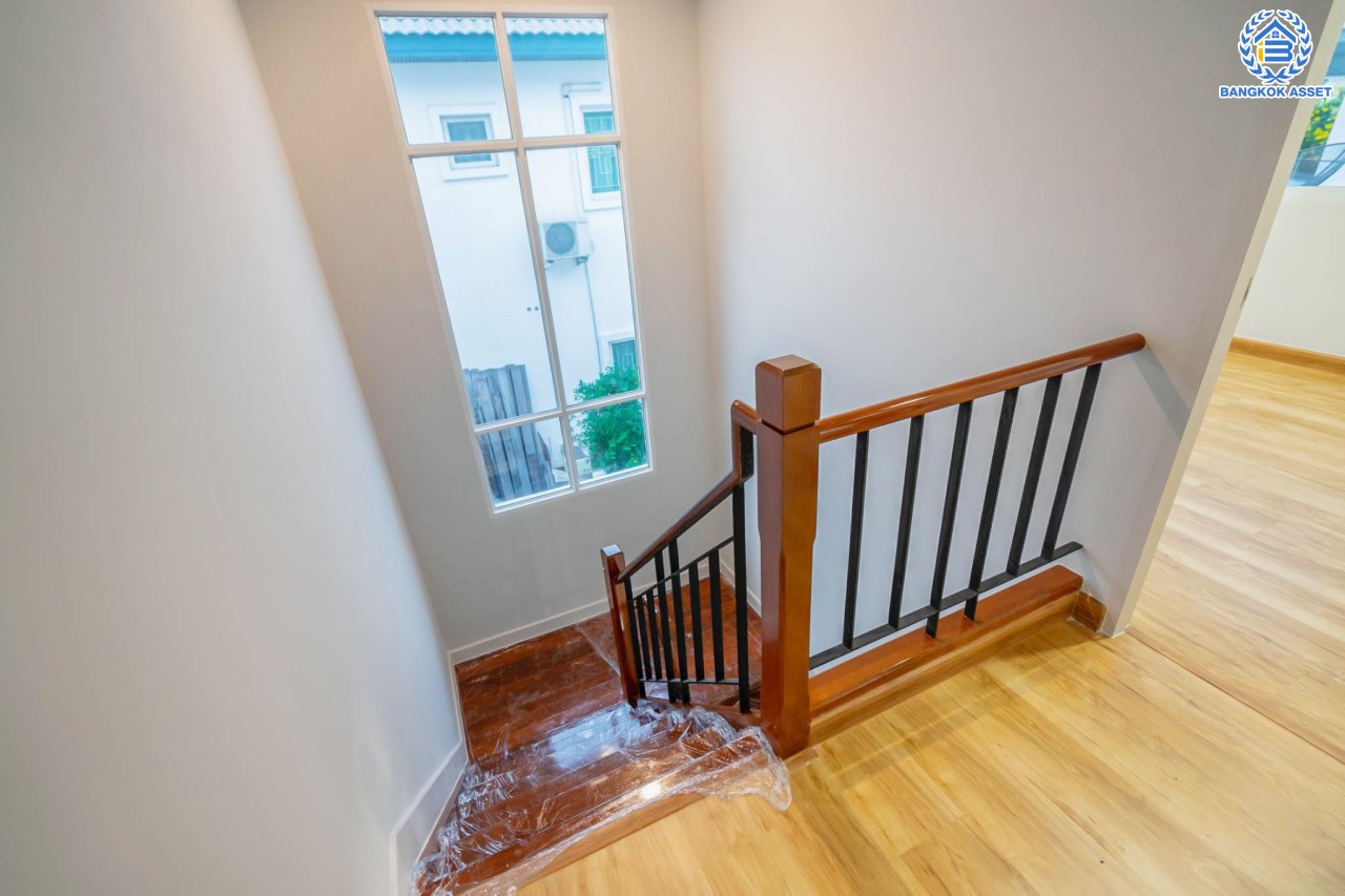 บ้านมือสองตกแต่งใหม่ ม.ชวนชื่นโมดัส ราชพฤกษ์-ท่าอิฐ หลังมุม มีพื้นที่สนามหญ้าด้านข้าง เนื้อที่ 55.6 ตร.ว. ฟังก์ชัน 3 ห้องนอน 2 ห้องน้ำ 2 ที่จอดรถ บนทำเลศักยภาพ เชื่อมต่อถนนรัตนาธิเบศร์ และถนนราชพฤกษ์ ทำเลใจกลาง 2 เซ็นทรัล ใกล้รถไฟฟ้า "สถานีบางรักน้อยท่าอิฐ" เพียง 10 นาที